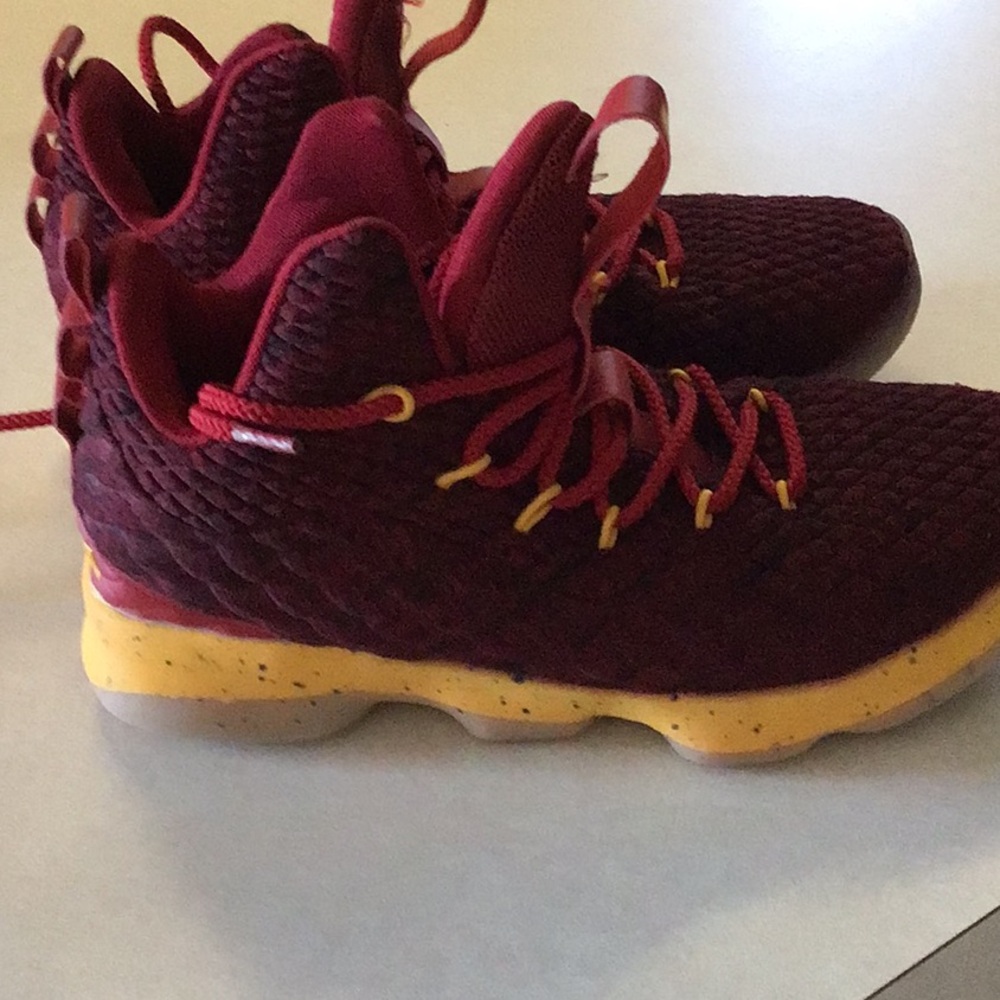 Le Bron James Basketball Shoes Size 8 View 5